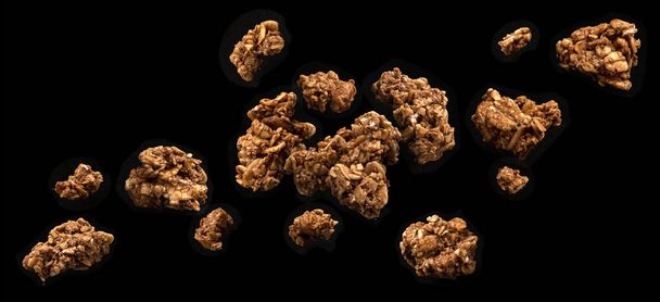 Czekoladowa granola, chrupiące musli na czarnym tle - Zdjęcie, obraz