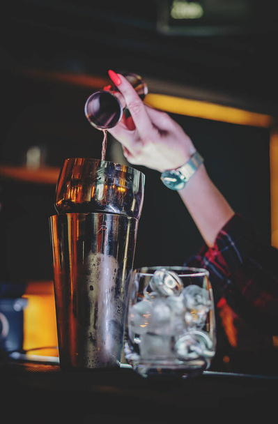 bartender hand making cocktail at the bar - Фото, зображення
