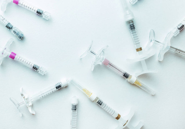 empty syringes with hyaluronic acid. Cosmetology and contour plastic concept - Foto, Imagem