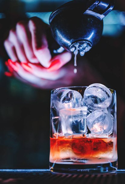 bartender hand making cocktail at the bar - Fotó, kép