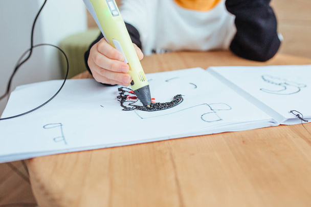 Ein blonder Junge spielt mit einem Bausatz, im Hintergrund eine Holzwand. - Foto, Bild