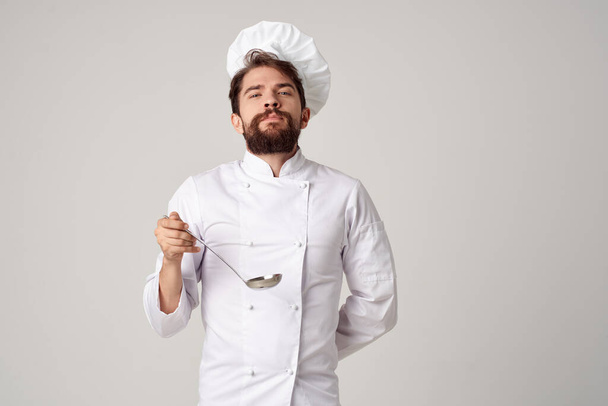chef profesional con un cucharón en la mano cocina comida servicio de cocina - Foto, Imagen