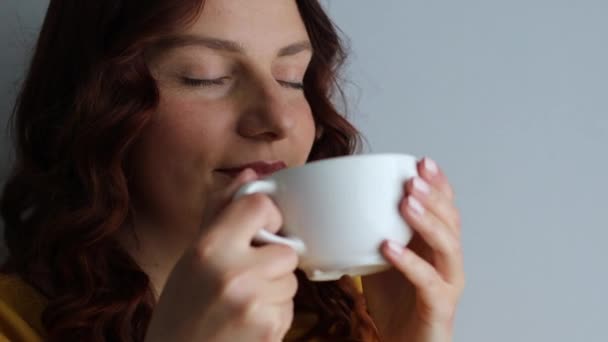 Persona feliz y positiva bebiendo café de la taza por la mañana - Metraje, vídeo