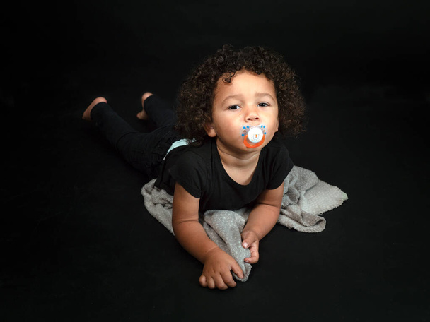 Portrait horizontal d'une belle race mixte 2 ans et demi garçon sucer un mamelon - Photo, image