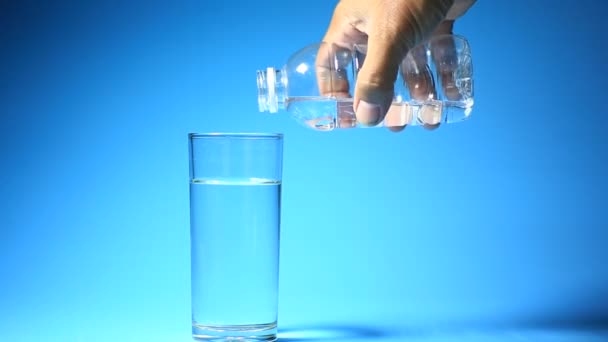 Video vom Einschenken von sauberem Trinkwasser in ein Glas. Gesundes Trinkwasserkonzept - Filmmaterial, Video