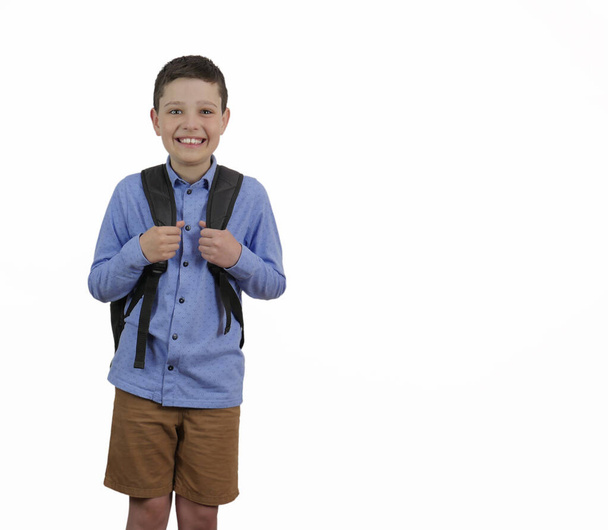 Je retourne à l'école. Garçon avec un sac à dos. Petit garçon souriant sur fond blanc. - Photo, image