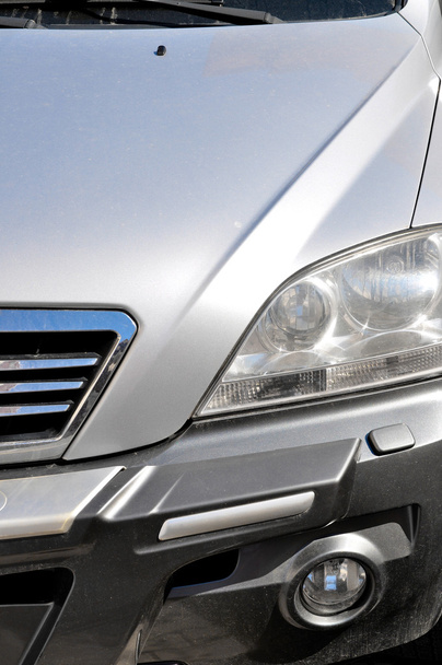 Головна лампа сірого автомобіля
 - Фото, зображення
