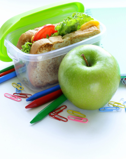 Sandwich con formaggio e pomodoro e mela verde per un pranzo sano a scuola
 - Foto, immagini