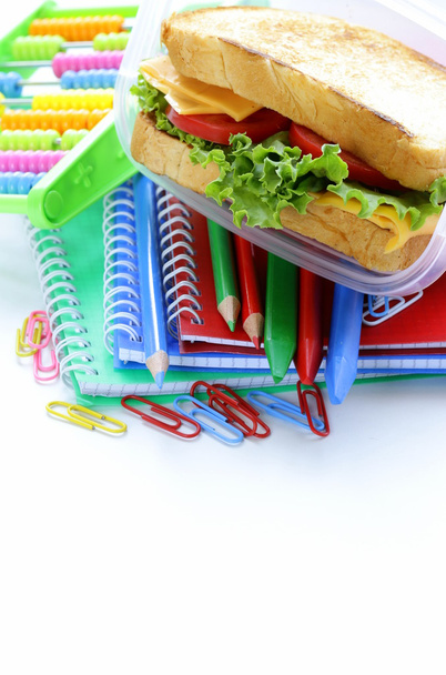 sendvič se sýrem a rajčaty pro zdravé školní oběd - Fotografie, Obrázek