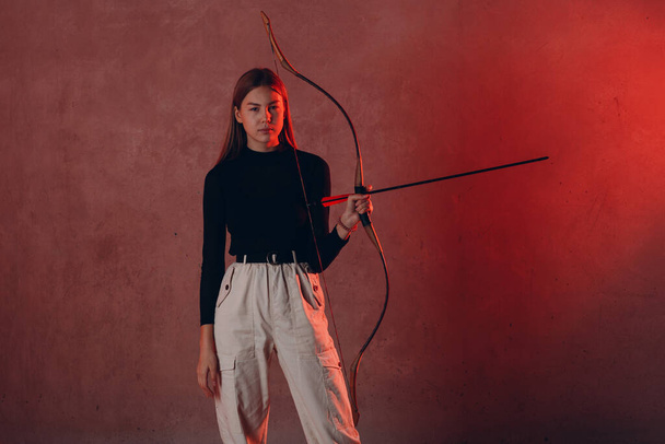 Archer woman with sport bow and arrow - Zdjęcie, obraz