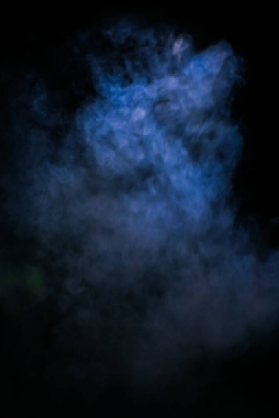 ぼやけたレンズ。黒い背景に青い煙。背景に使うためです。背景画像のコンセプト - 写真・画像