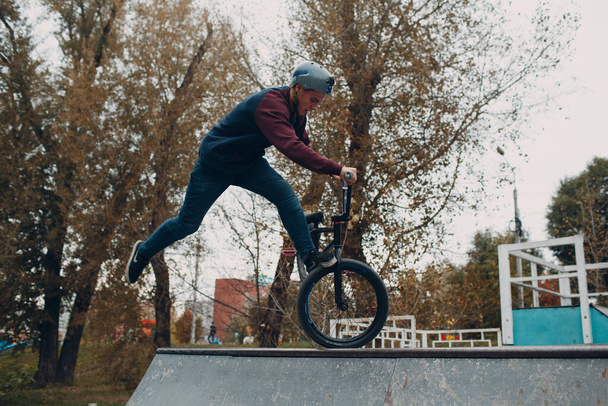 Profesionální mladý sportovec cyklista s bmx kolo v skateparku. - Fotografie, Obrázek