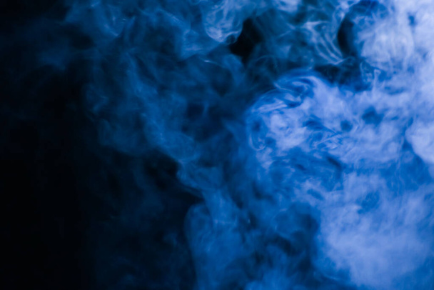 Rozmazaná čočka. Modrý kouř na černém pozadí. pro použití na pozadí. koncept obrázku pozadí - Fotografie, Obrázek