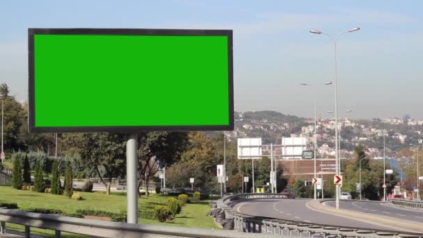Reklama billboard zelené obrazovky na vedlejší kolej rychlostní silnice s provozem - Záběry, video