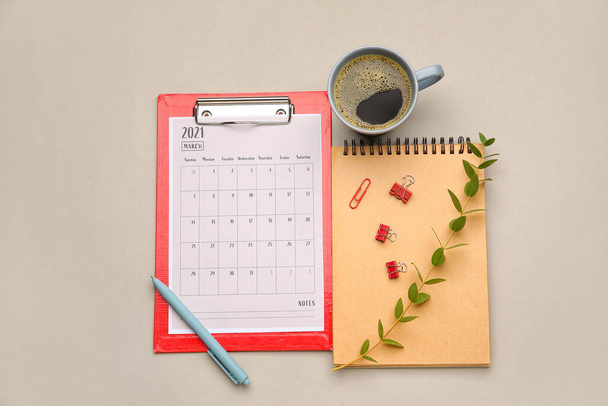 Календарь с чашкой кофе и ноутбуком на светлом фоне - Фото, изображение