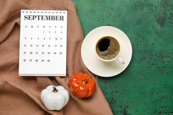Calendar with cup of coffee and pumpkins on color background - Fotoğraf, Görsel