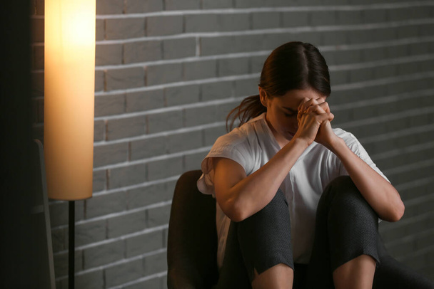 Joven mujer de negocios deprimida en la oficina oscura - Foto, Imagen