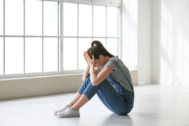 Depresso giovane donna in camera vuota - Foto, immagini