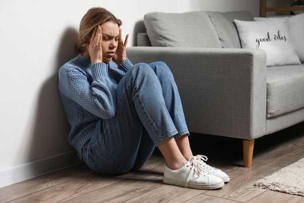 Депрессивная молодая женщина дома
 - Фото, изображение
