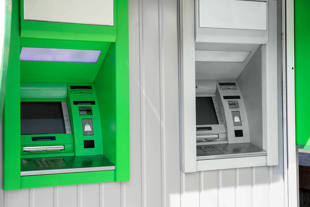 Widok nowoczesnych bankomatów na zewnątrz - Zdjęcie, obraz