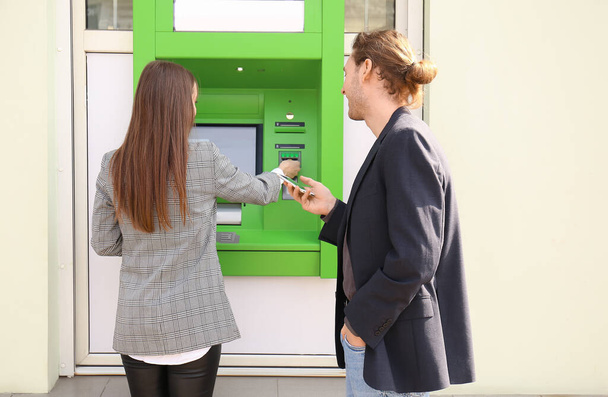 Odcinek wypłaty gotówki z bankomatu - Zdjęcie, obraz