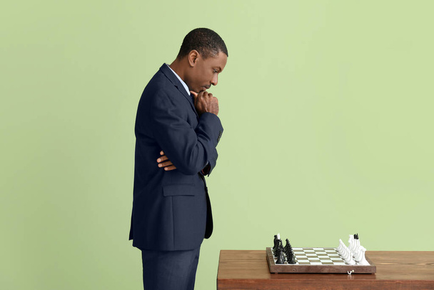 Afroamerykanin grający w szachy przy stole - Zdjęcie, obraz
