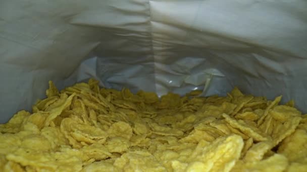 macro video dentro de un paquete de copos de maíz. - Metraje, vídeo