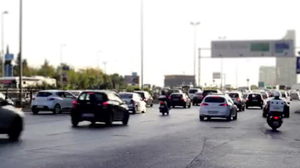 Auton liikenneruuhka valtatiellä aika raukeaa - Materiaali, video