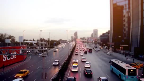 Wide Shot Time lapse Tráfico en la carretera de la ciudad por la noche - Metraje, vídeo