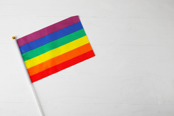 σημαία ΛΟΑΤ σε λευκό ξύλινο φόντο - Φωτογραφία, εικόνα