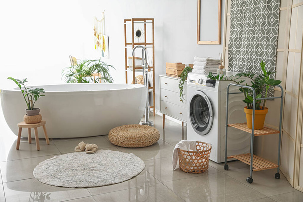 現代的な洗濯機付きのバスルームのインテリア - 写真・画像