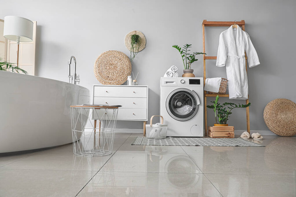 Интерьер ванной комнаты с современной стиральной машиной - Фото, изображение
