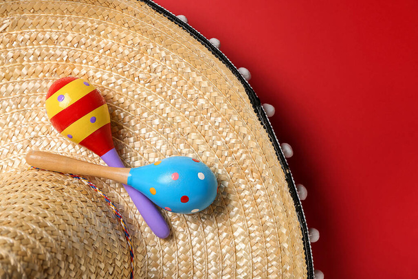 Mexikói maracas és sombrero színes háttér - Fotó, kép