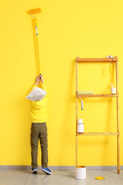 Pequeño niño pintando pared en habitación - Foto, imagen