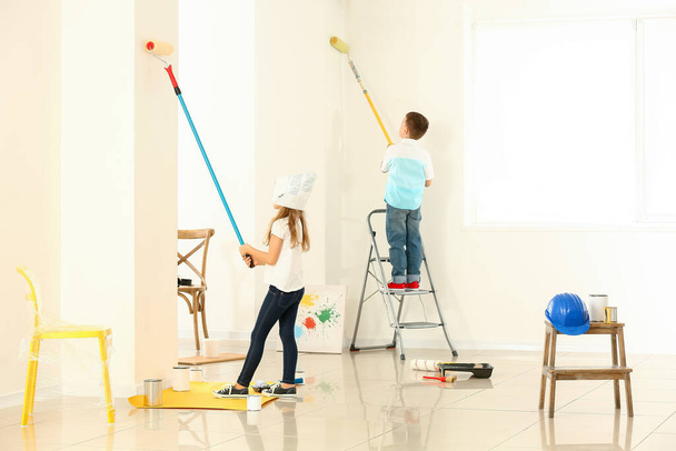 Małe dzieci malowanie ściany w pokoju - Zdjęcie, obraz