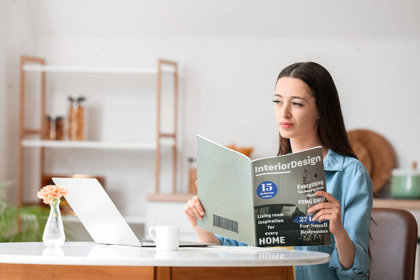 Mooie jonge vrouw lezen tijdschrift thuis - Foto, afbeelding