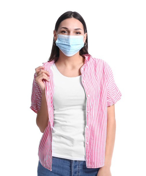Junge Frau mit medizinischer Maske auf weißem Hintergrund - Foto, Bild