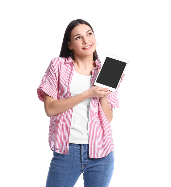 Jeune femme avec ordinateur tablette sur fond blanc - Photo, image
