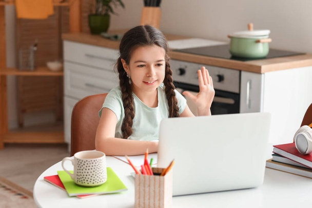 Kislány tanul online otthon - Fotó, kép