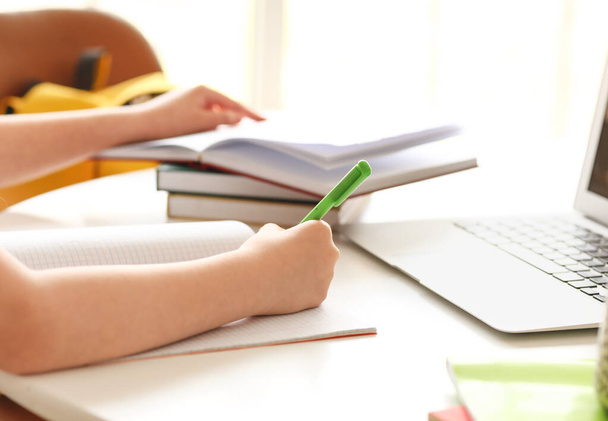 Девочка учится дома онлайн - Фото, изображение