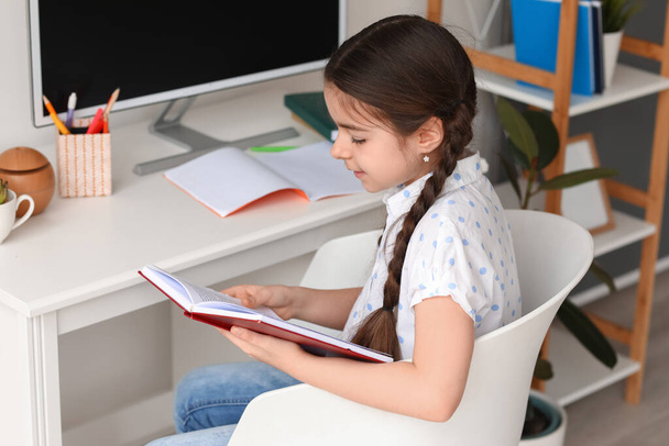 Menina estudando on-line em casa - Foto, Imagem