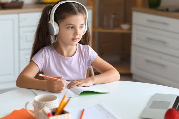 маленька дівчинка навчається онлайн вдома
 - Фото, зображення