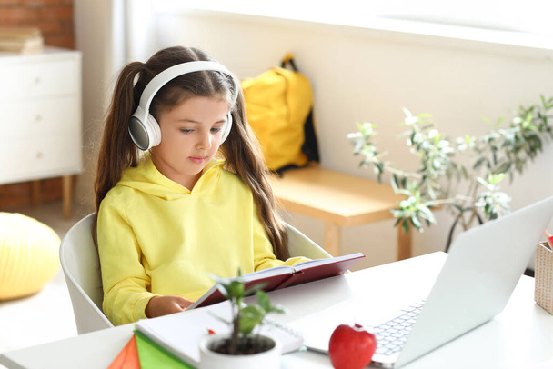 Dziewczynka uczy się online w domu - Zdjęcie, obraz