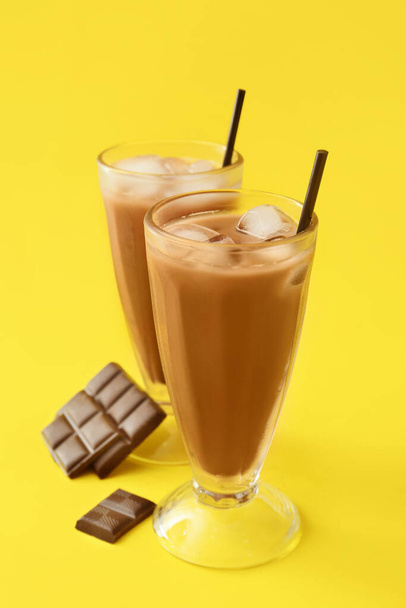 Óculos de leite de chocolate saboroso no fundo de cor - Foto, Imagem