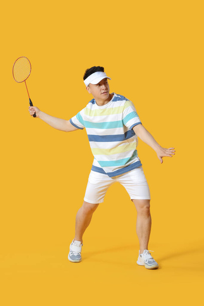 Renkli arka planda sportif erkek badminton oyuncusu - Fotoğraf, Görsel