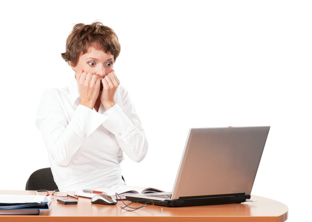 mooie zakenvrouw werken met laptop geïsoleerd op witte achtergrond - Foto, afbeelding
