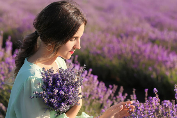 Mooie jonge vrouw in lavendelveld - Foto, afbeelding