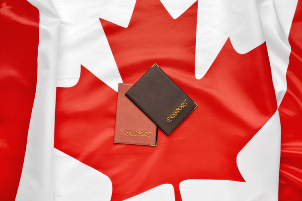 Pasaportes con bandera de Canadá - Foto, Imagen