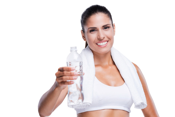γυναίκα σε άσπρο σουτιέν και κιλότες, κρατώντας το μπουκάλι με νερό - Φωτογραφία, εικόνα