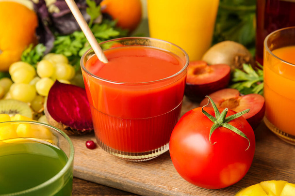 Bicchieri con succo sano, frutta e verdura su sfondo di legno a colori, primo piano - Foto, immagini